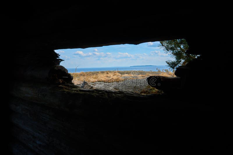 Landskapsikt från splittrad koja arkivbild Landskapsikt från splittrad koja arkivbild