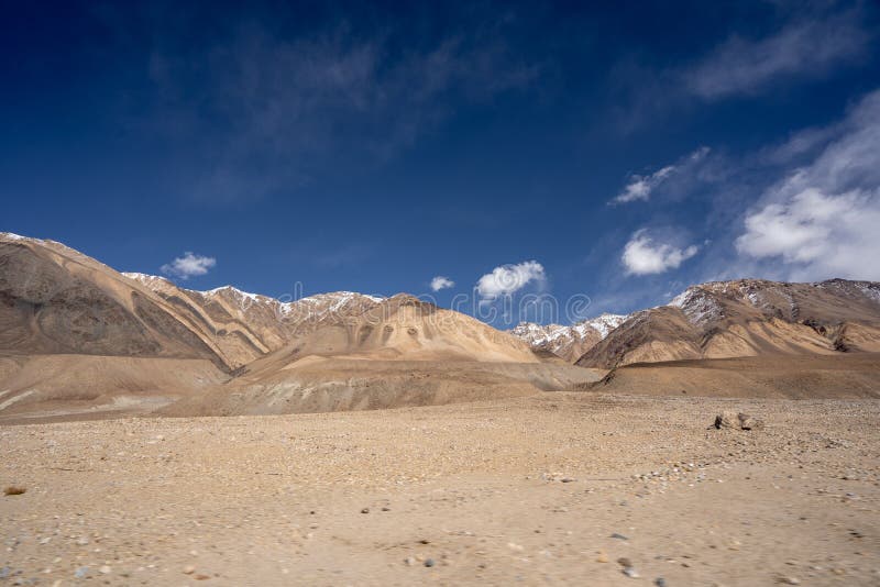 Landskapsikten av Leh geografi Berg, väg, himmel och snö Leh Ladakh, Indien royaltyfria foton Landskapsikten av Leh geografi Berg, väg, himmel och snö Leh Ladakh, Indien royaltyfria foton