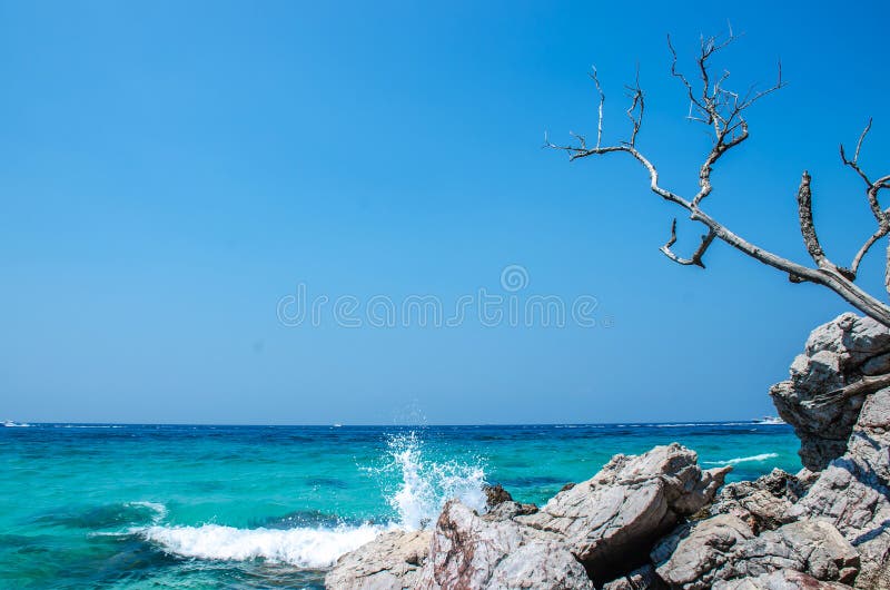 Landskapsvy koh-larn populär tropisk strand på en het väderlek och fin dag i staden Pattaya till provinsen Chonburi arkivbild Landskapsvy koh-larn populär tropisk strand på en het väderlek och fin dag i staden Pattaya till provinsen Chonburi arkivbild