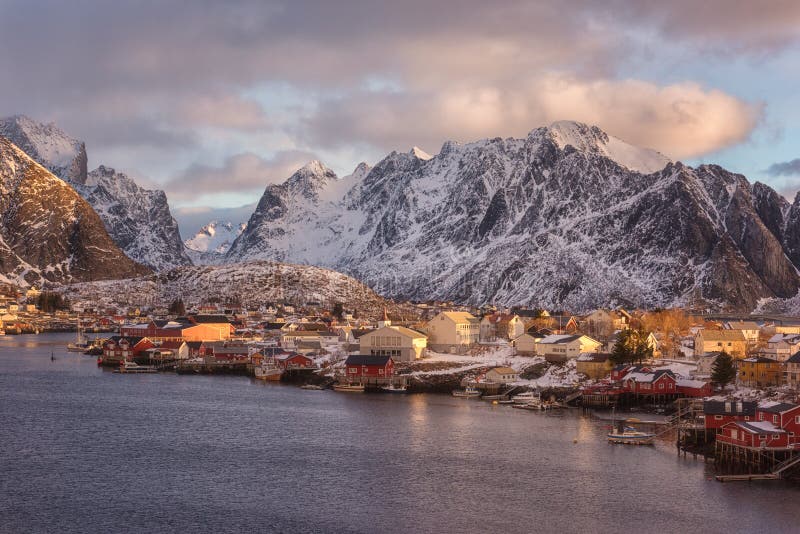 Landskapvinterlandskap, Reine fiskeläge på soluppgång, Lofoten öar, nordliga Norge arkivfoto Landskapvinterlandskap, Reine fiskeläge på soluppgång, Lofoten öar, nordliga Norge arkivfoto