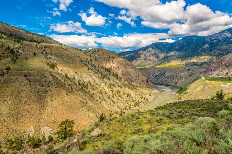 Landskapväg nära Fraser River i British Columbia - Kanada royaltyfri foto Landskapväg nära Fraser River i British Columbia - Kanada royaltyfri foto
