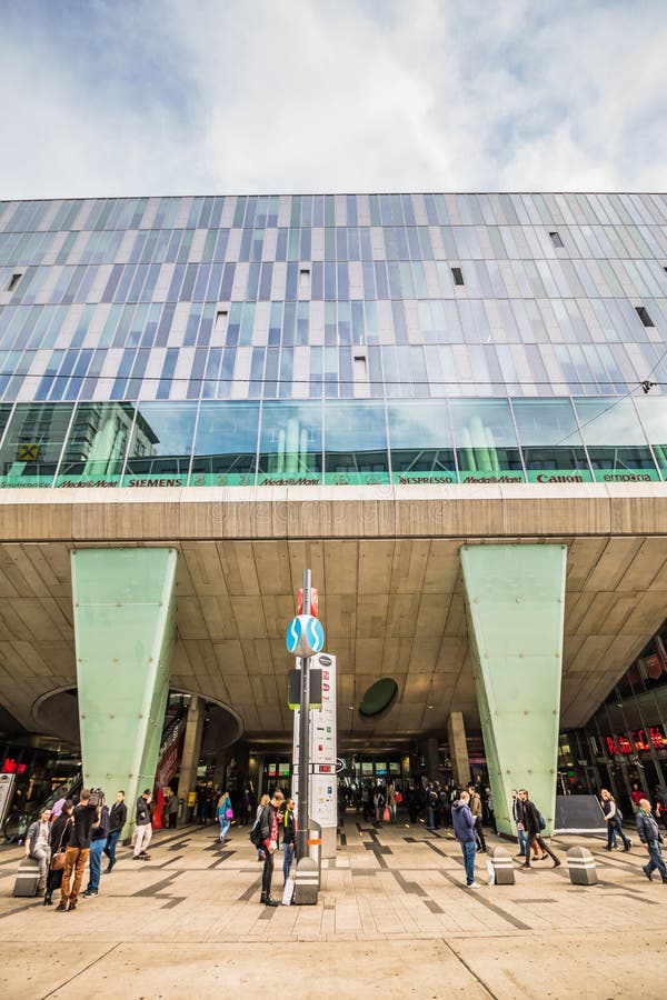 Landstaße Wien Mitte - gångtunnelstation och shoppinggalleria royaltyfria bilder Landstaße Wien Mitte - gångtunnelstation och shoppinggalleria royaltyfria bilder