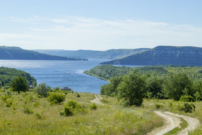 Landsväg till floden royaltyfri fotografi Landsväg till floden royaltyfri fotografi