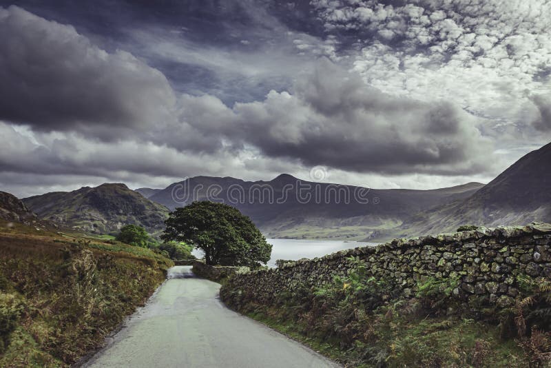 Landväg med scenvy i engelska Lake District