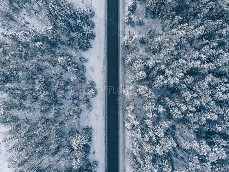 Landweg die door de mooie sneeuw behandelde landschappen gaan Lucht Mening stock afbeeldingen Landweg die door de mooie sneeuw behandelde landschappen gaan Lucht Mening stock afbeeldingen