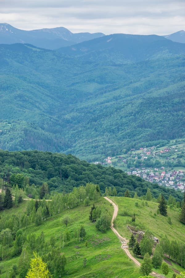 Landweg op een bergketen royalty-vrije stock afbeelding Landweg op een bergketen royalty-vrije stock afbeelding