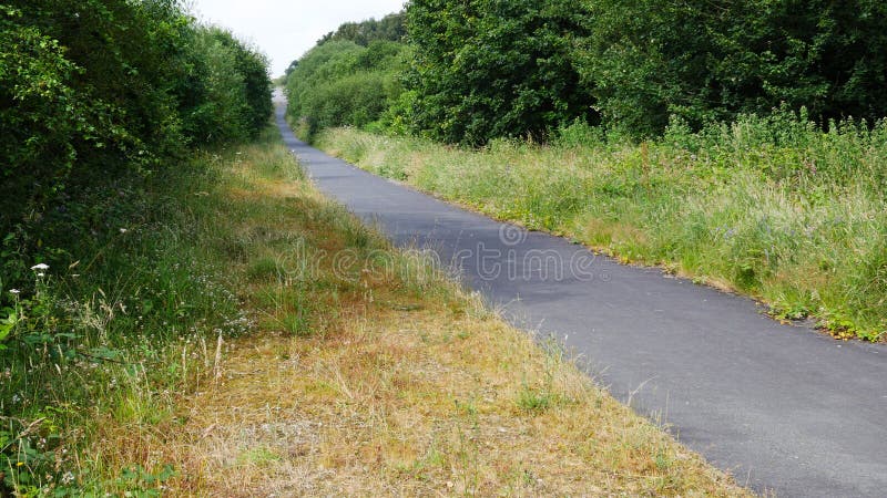 Landwegwege u. -straßen im Sommer, in keinen Autos oder in den Leuten stockfotografie Landwegwege u. -straßen im Sommer, in keinen Autos oder in den Leuten stockfotografie