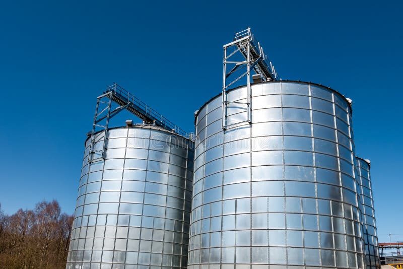 Landwirtschafts-Verarbeitung der Anlage f?r die Verarbeitung und die silbernen Silos f?r Trockenreinigung und Lagerung von Agrarp stockbild Landwirtschafts-Verarbeitung der Anlage f?r die Verarbeitung und die silbernen Silos f?r Trockenreinigung und Lagerung von Agrarp stockbild