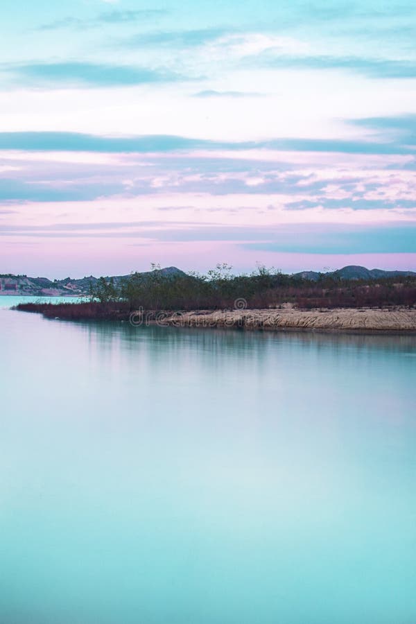 Lang blootstellingsbeeld van melkachtig water van meer tegen bij zonsondergang royalty-vrije stock fotografie Lang blootstellingsbeeld van melkachtig water van meer tegen bij zonsondergang royalty-vrije stock fotografie