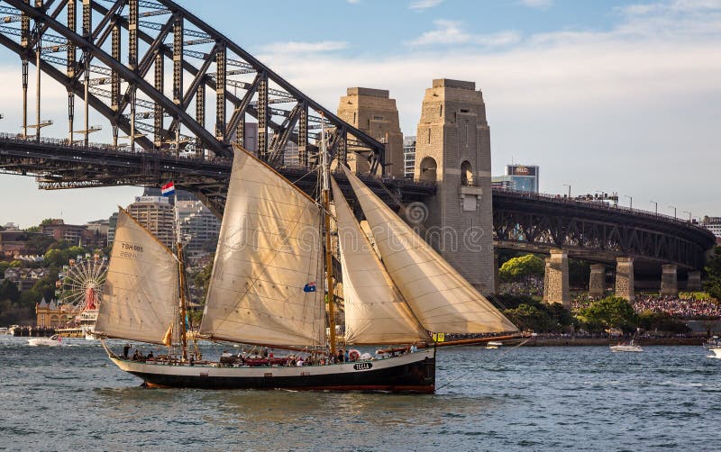 Lang schip Tecla die onder Sydney Harbour Bridge overgaan stock fotografie Lang schip Tecla die onder Sydney Harbour Bridge overgaan stock fotografie