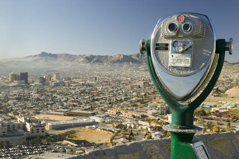 Lange afstandverrekijkers voor toeristen en panorama van horizon en van de binnenstad van El Paso Texas die naar Juarez, Mexico k stock fotografie Lange afstandverrekijkers voor toeristen en panorama van horizon en van de binnenstad van El Paso Texas die naar Juarez, Mexico k stock fotografie