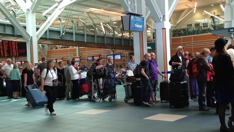 Lange Anordnung der Passagiere für die Aufwartung überprüfen herein entgegengesetzt an YVR-Flughafen
