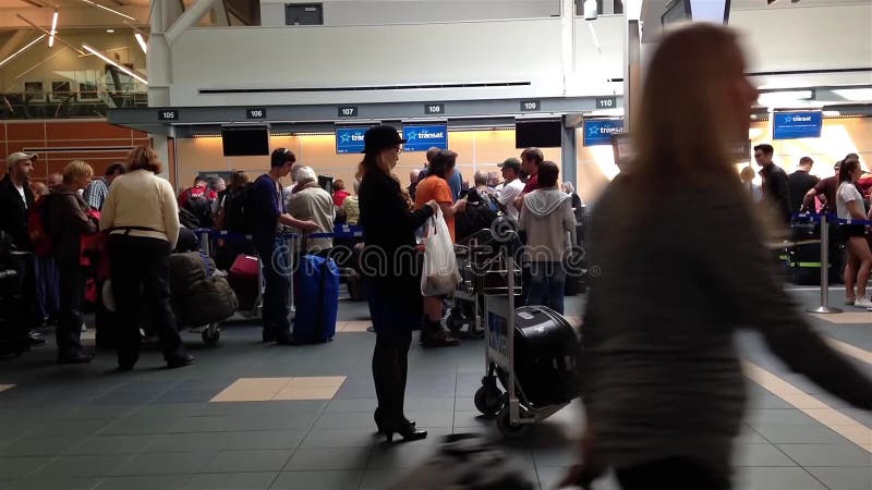 Lange Anordnung Passangers für die Aufwartung überprüfen herein entgegengesetzt an YVR-Flughafen