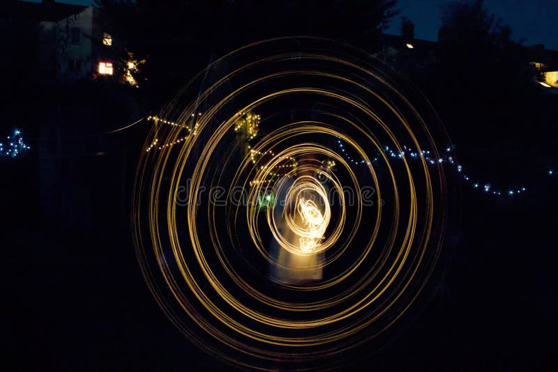 Lange Belichtungsaufnahme kreisrunder Lichtwege - kalter Hintergrund oder Hintergrundbild lizenzfreie stockfotografie Lange Belichtungsaufnahme kreisrunder Lichtwege - kalter Hintergrund oder Hintergrundbild lizenzfreie stockfotografie