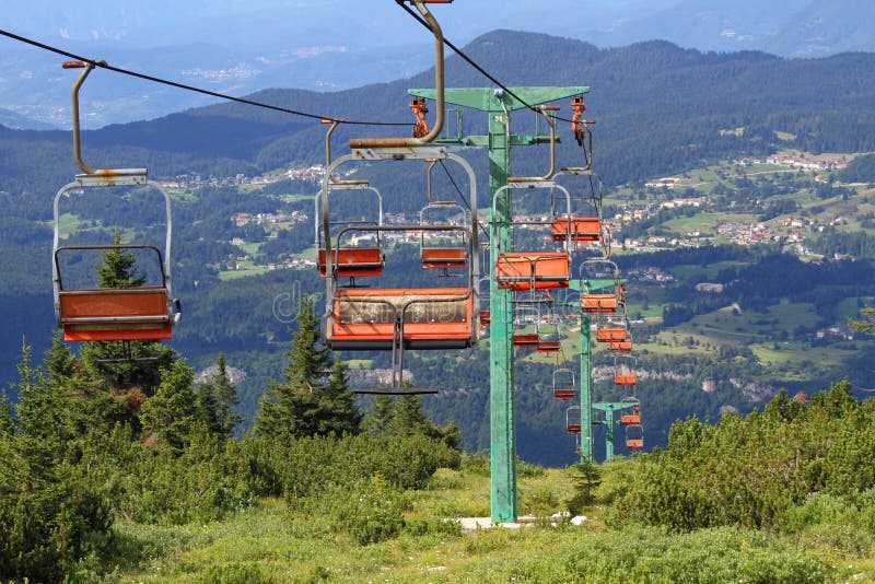 Lange bergstoeltjeslift in de zomer royalty-vrije stock afbeelding Lange bergstoeltjeslift in de zomer royalty-vrije stock afbeelding