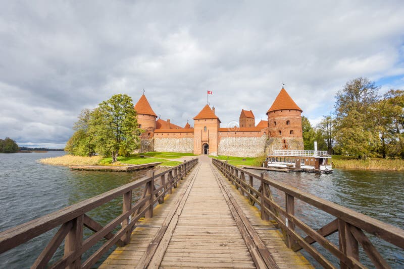 Lange die blootstelling van oud middeleeuws kasteel bij het Trakai-Eiland wordt geschoten royalty-vrije stock afbeelding Lange die blootstelling van oud middeleeuws kasteel bij het Trakai-Eiland wordt geschoten royalty-vrije stock afbeelding