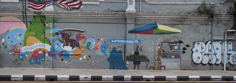 Lange graffiti van leuke dieren en het straatleven op een muur van een Kuala Lumpur-straat in Maleisië stock afbeeldingen Lange graffiti van leuke dieren en het straatleven op een muur van een Kuala Lumpur-straat in Maleisië stock afbeeldingen