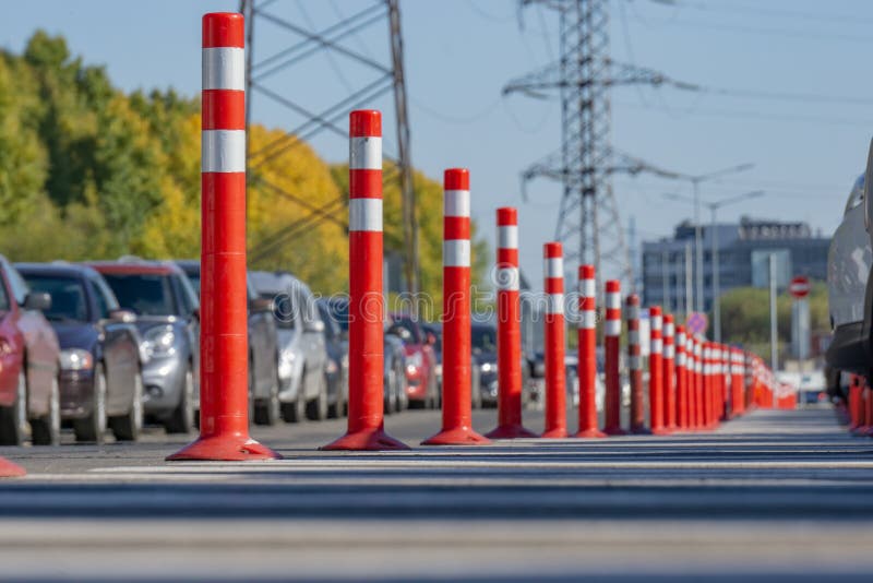 Lange het lopen weg in het bureauparkeerterrein stock fotografie