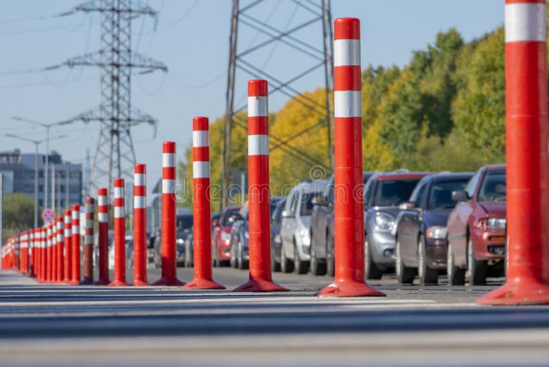 Lange het lopen weg in het bureauparkeerterrein royalty-vrije stock afbeelding