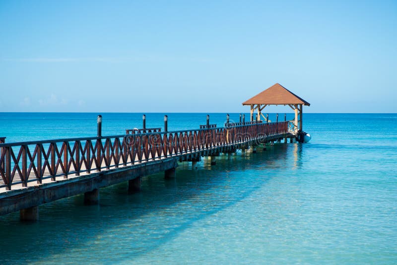 Lange houten pier voor schepen, die zich in het overzees uitrekken stock foto's Lange houten pier voor schepen, die zich in het overzees uitrekken stock foto's