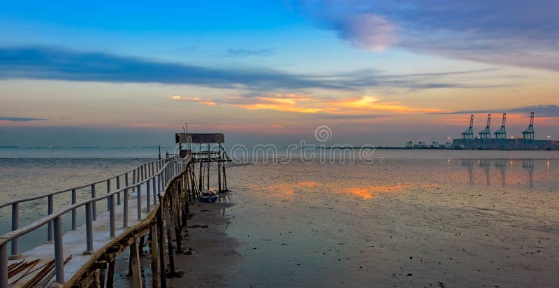 Lange houten pier voor vissersboten stock foto's Lange houten pier voor vissersboten stock foto's