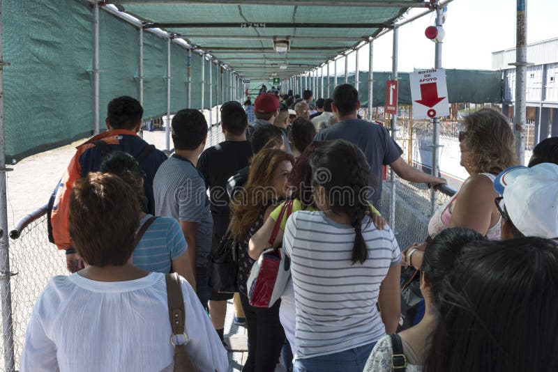 Lange lijn bij de grensovergang van PedWest van Mexico aan U S stock foto's Lange lijn bij de grensovergang van PedWest van Mexico aan U S stock foto's