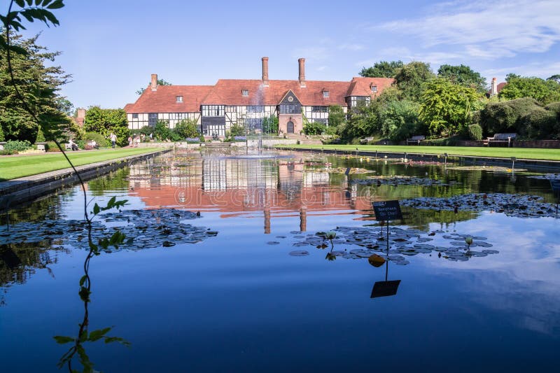 Lange mening van het laboratorium over het Jellicoe-Kanaal in Wisley royalty-vrije stock foto's Lange mening van het laboratorium over het Jellicoe-Kanaal in Wisley royalty-vrije stock foto's
