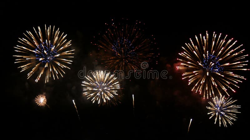4.000 lange shot 42 s. echt vuurwerk voor de viering van de achtergrond. grote gouden gloeiende vuurwerk in de nieuwe jaren voor a