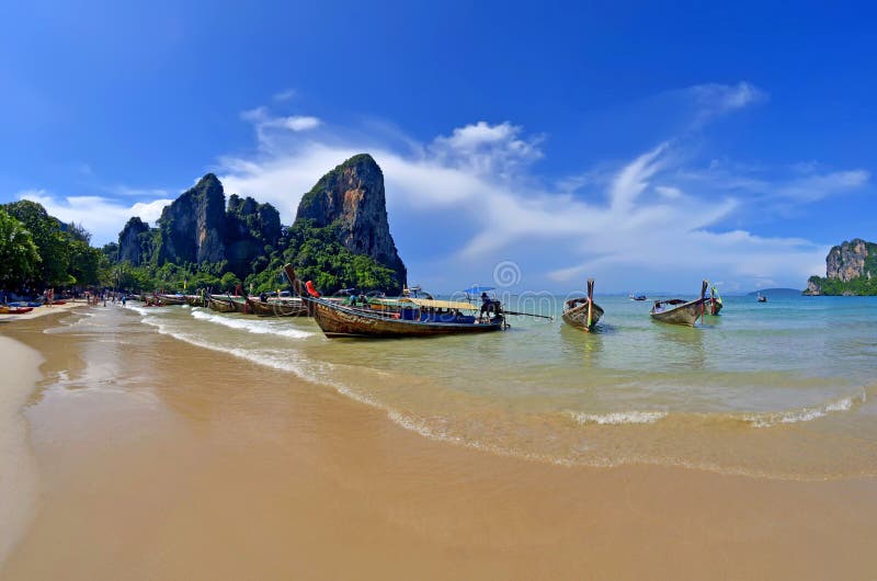 Lange staartboten bij Railay-strand dichtbij Ao Nang, Thailand royalty-vrije stock fotografie Lange staartboten bij Railay-strand dichtbij Ao Nang, Thailand royalty-vrije stock fotografie