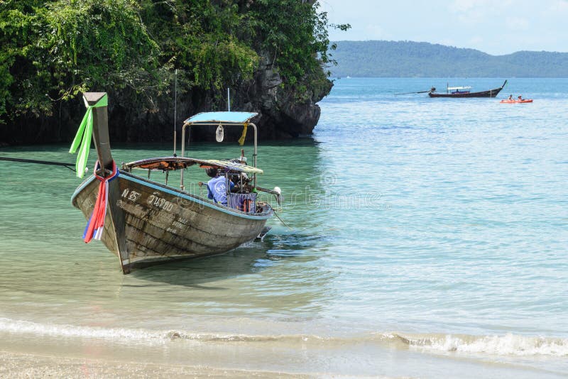 Lange staartboten in Railay-strand, Krabi, Thailand stock foto Lange staartboten in Railay-strand, Krabi, Thailand stock foto