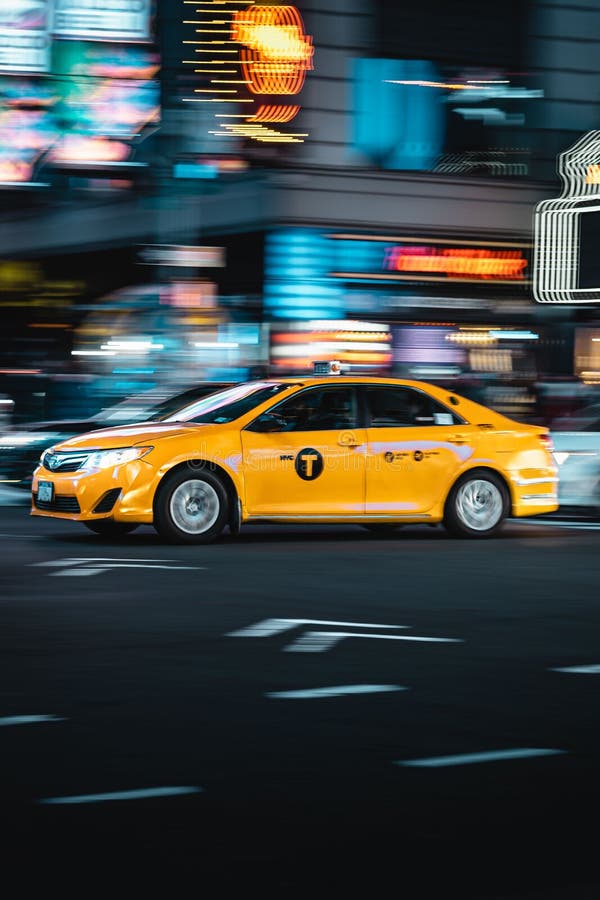 Langer Belichtungsschuss eines gelben Taxi-Autos in Manhattan Innenstadt New York.