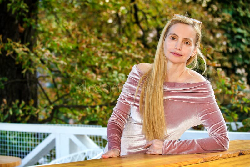 Langes Haarsonnenlicht fünfzig des wirklichen Mittelalternatursommers der Porträtfrau glücklichen blonden plus Seidensamt mit 50 lizenzfreies stockfoto Langes Haarsonnenlicht fünfzig des wirklichen Mittelalternatursommers der Porträtfrau glücklichen blonden plus Seidensamt mit 50 lizenzfreies stockfoto