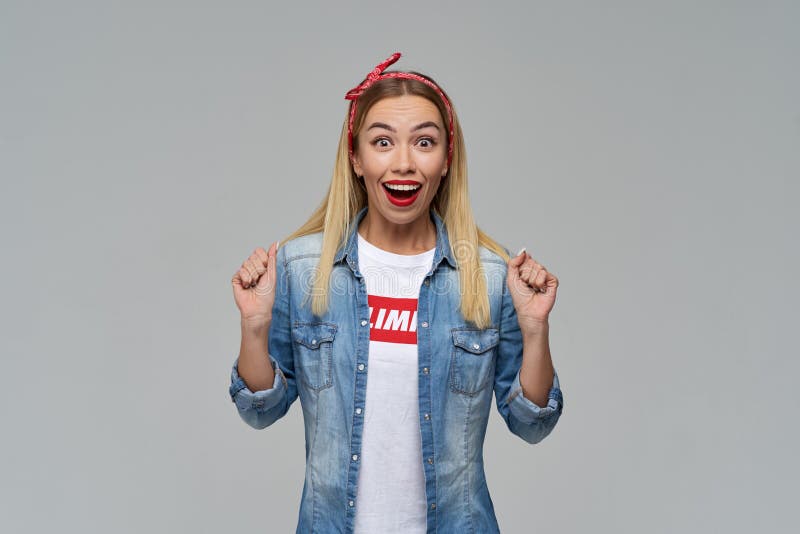 Langhaariges blondes Studentenmädchen glaubt nicht ihren Augen mit Glück-, entsetztem und frohemgesichtsausdruck stockbilder Langhaariges blondes Studentenmädchen glaubt nicht ihren Augen mit Glück-, entsetztem und frohemgesichtsausdruck stockbilder