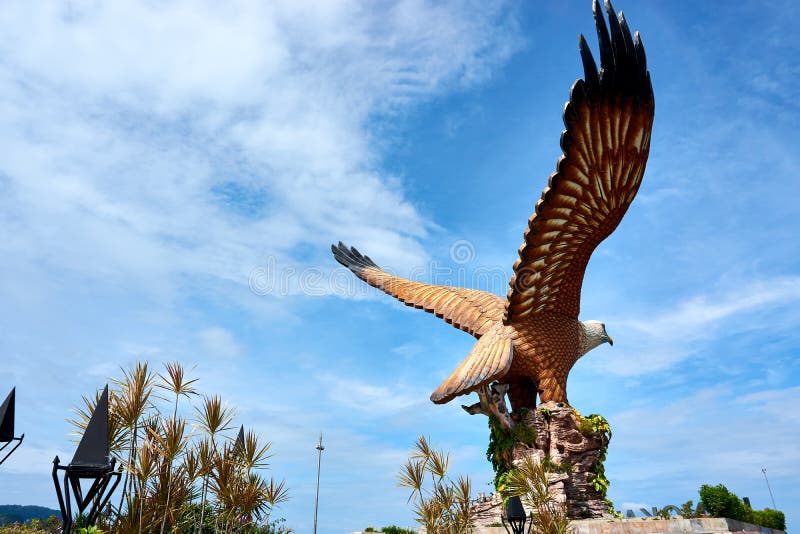 Langkawi, Malasia - 10 De Octubre De 2019 Plaza Del águila En Langkawi,  Cerca Del Puerto De Kuah Esta Estatua Gigante Del águila Foto de archivo -  Imagen de destinaciones, arte: 163176286