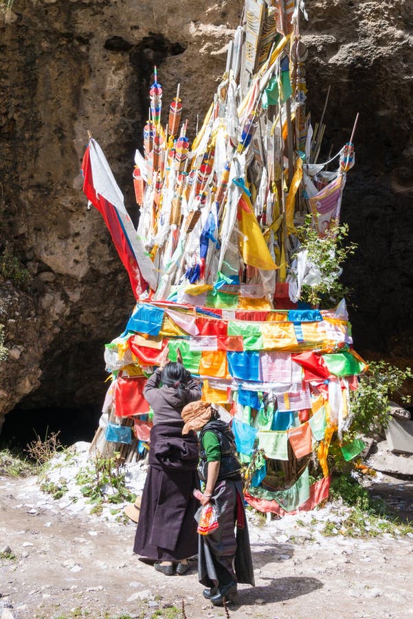 LANGMUSI, CHINA - 25. SEPTEMBER 2014: Tibetanischer Pilger bei Kirti Gompa (D stockfotografie LANGMUSI, CHINA - 25. SEPTEMBER 2014: Tibetanischer Pilger bei Kirti Gompa (D stockfotografie