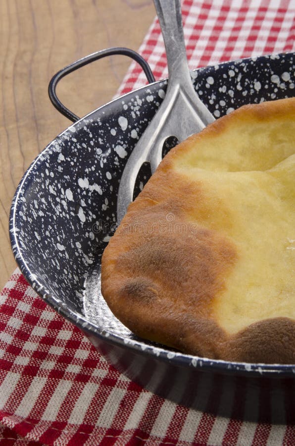 Langos, Haus machte ungarischen Pfannkuchen lizenzfreies stockfoto Langos, Haus machte ungarischen Pfannkuchen lizenzfreies stockfoto