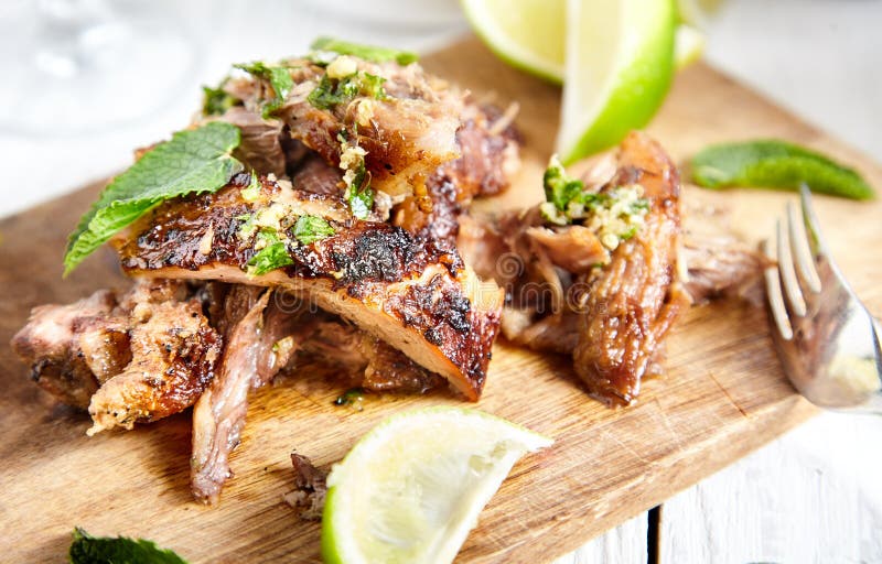 Langsam Gegartete Kubanische Schweineschulter Stockfoto - Bild von ...