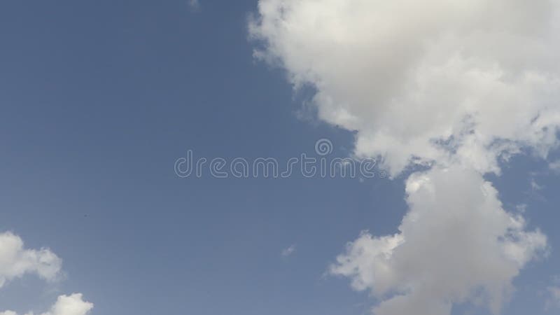 Langsame Wolken bewegen, blauen Himmel