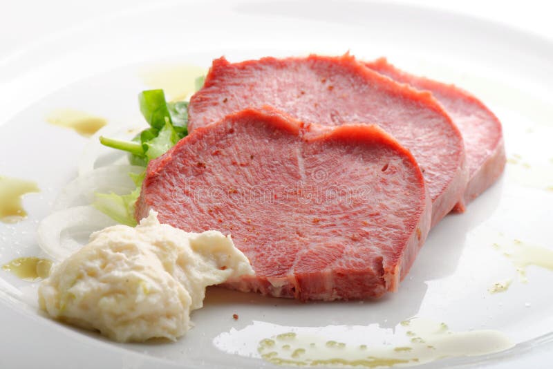 Langue de boeuf fumée avec le raifort images stock Langue de boeuf fumée avec le raifort images stock
