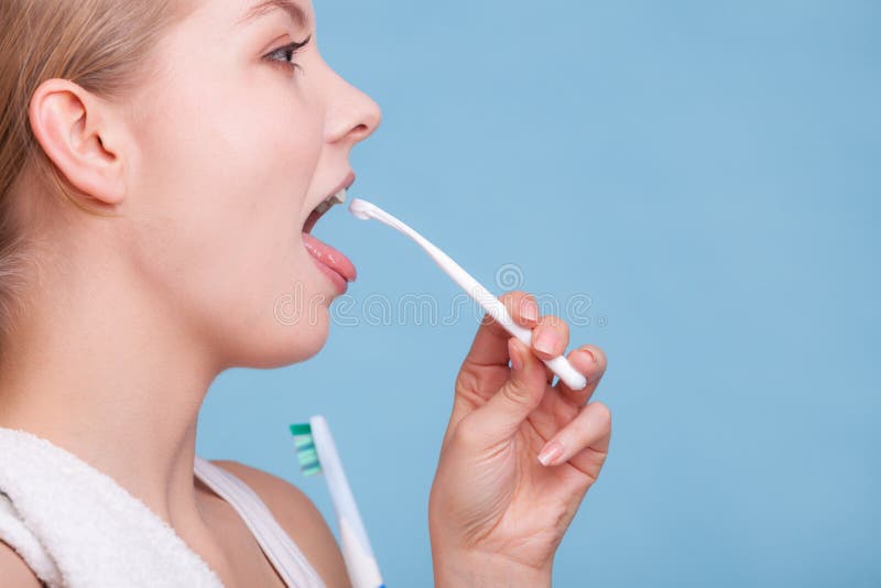 Langue de nettoyage de fille. Hygiène buccale de soins dentaires. photographie stock libre de droits Langue de nettoyage de fille. Hygiène buccale de soins dentaires. photographie stock libre de droits