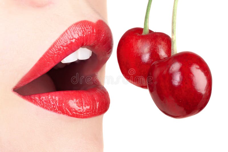 Languettes rouges sexy avec la cerise image libre de droits Languettes rouges sexy avec la cerise image libre de droits