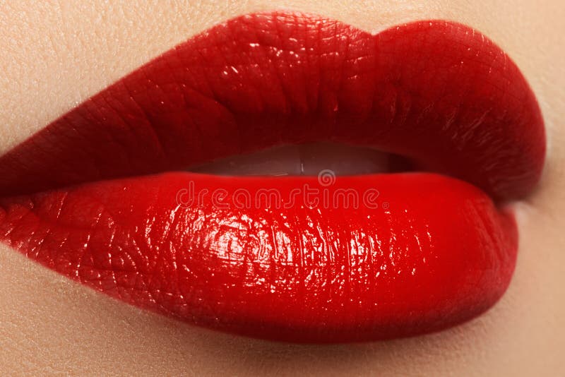 Languettes sexy Lèvres de rouge de beauté Beau plan rapproché de maquillage Bouche sensuelle Rouge à lèvres et Lipgloss photo stock Languettes sexy Lèvres de rouge de beauté Beau plan rapproché de maquillage Bouche sensuelle Rouge à lèvres et Lipgloss photo stock
