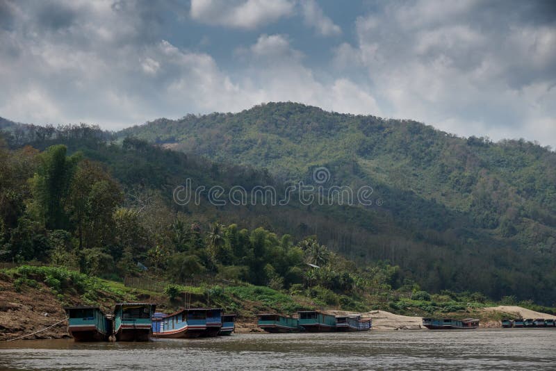 Langzame boten op de Mekong rivier in Laos stock fotografie Langzame boten op de Mekong rivier in Laos stock fotografie