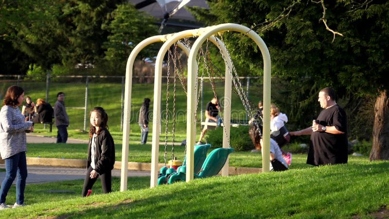 Langzame motie van kinderenschommeling bij park