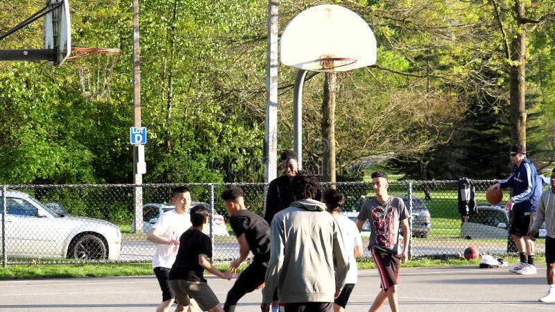 Langzame motie van mensen die basketbal in het park spelen