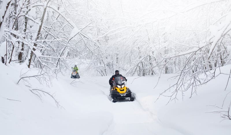 Lanscape nevoso finlandés del invierno con el camino y la moto de nieve fotografía de archivo libre de regalías Lanscape nevoso finlandés del invierno con el camino y la moto de nieve fotografía de archivo libre de regalías