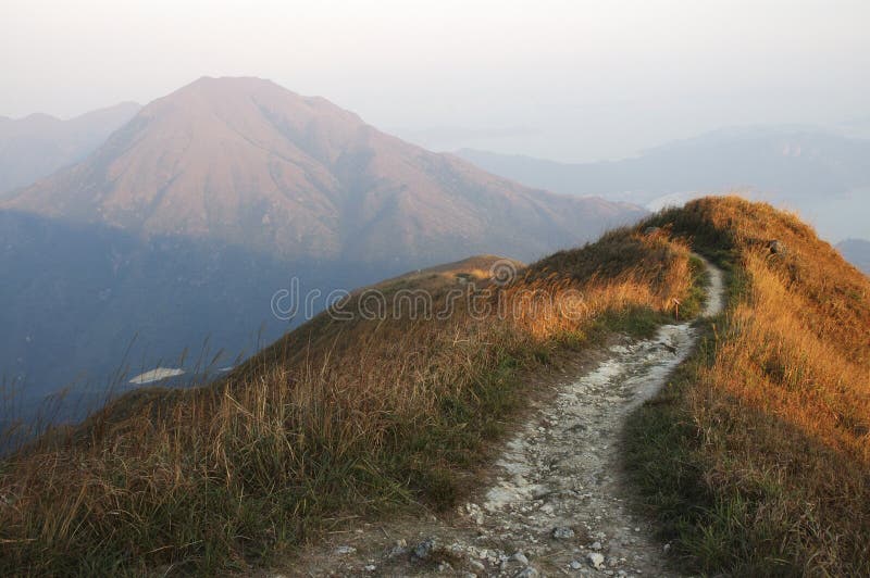 Chodník na Lantau vrchol, pri západe slnka.