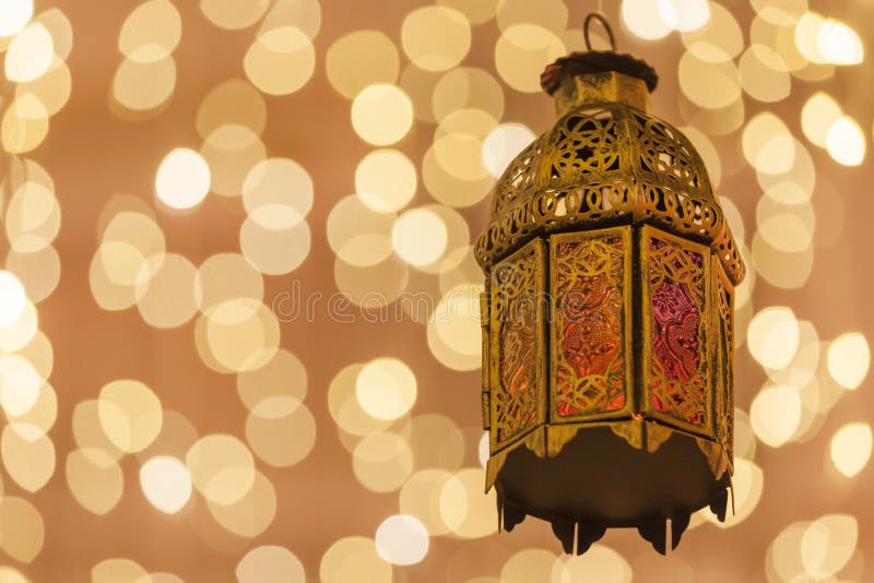 Lanterna araba tradizionale accesa per la celebrazione del mese santo del Ramadan con le luci del bokeh fotografia stock libera da diritti Lanterna araba tradizionale accesa per la celebrazione del mese santo del Ramadan con le luci del bokeh fotografia stock libera da diritti