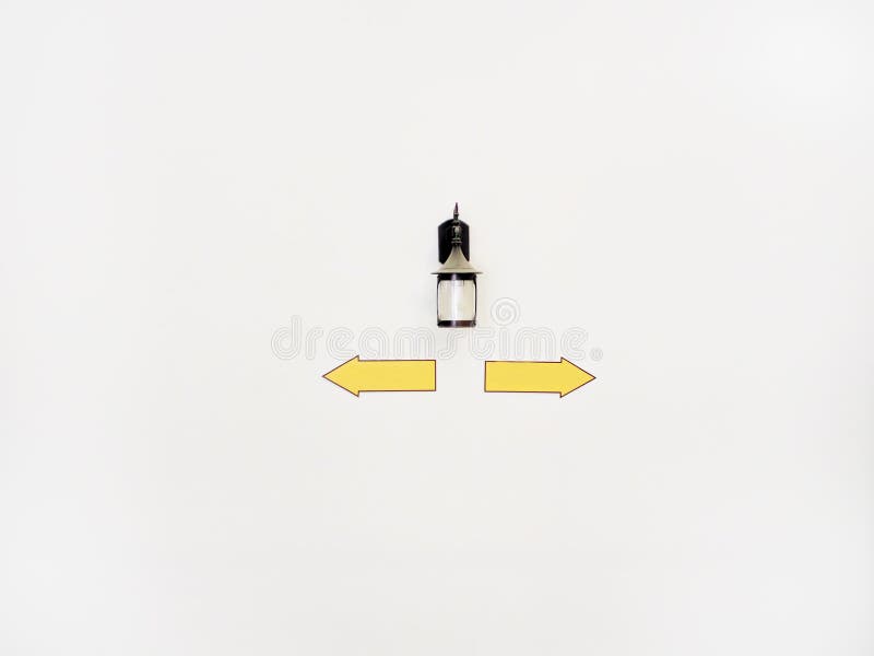 Lanterna con i segni che indicano nelle direzioni differenti sulla parete bianca con copyspace fotografia stock libera da diritti Lanterna con i segni che indicano nelle direzioni differenti sulla parete bianca con copyspace fotografia stock libera da diritti