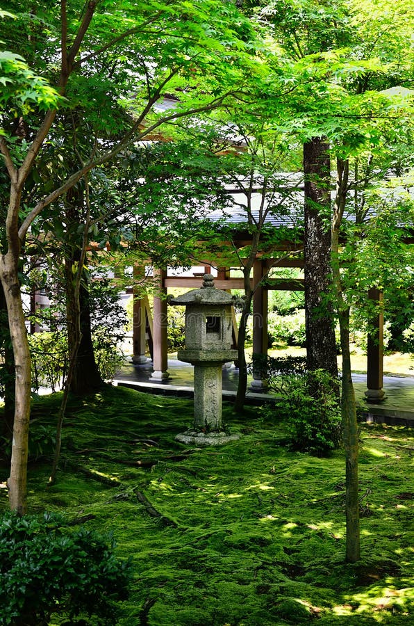 Lanterna de pedra do jardim japonês, Kyoto Japão imagem de stock Lanterna de pedra do jardim japonês, Kyoto Japão imagem de stock